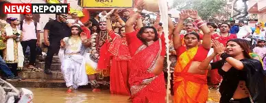 किन्नर समाज ने श्री काशी विश्वनाथ धाम में 11 साल पुरानी परंपरा का निर्वाह करते हुए जलाभिषेक किया, जिसमें पहली बार आम श्रद्धालुओं ने भी भाग लिया और गंगाजल अर्पित कर देश की सुख-शांति की कामना की।