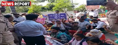 लखनऊ में 69 हजार शिक्षक भर्ती के अभ्यर्थियों ने डिप्टी सीएम केशव प्रसाद मौर्य के आवास के बाहर प्रदर्शन कर न्याय मांगा, पुलिस बल तैनात।