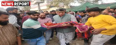 वाराणसी के सुंदरपुर में सड़क हादसे में मासूम की मौत के बाद विधायक सौरभ श्रीवास्तव ने बच्चे को गोद में उठाकर परिजनों को ढांढस बंधाया, चक्का जाम हटवाया।