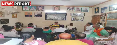 वाराणसी में विधायक सौरभ श्रीवास्तव ने जनसंपर्क कार्यालय में जनता की समस्याएं सुनीं और अधिकारियों को त्वरित समाधान के निर्देश दिए।