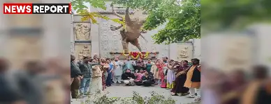 वाराणसी के भदैनी स्थित रानी लक्ष्मीबाई प्रतिमा स्थल पर विधायक सौरभ श्रीवास्तव ने जयंती पर श्रद्धा सुमन अर्पित किए।