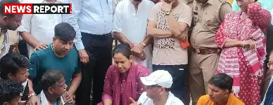 वाराणसी के रामनगर में पड़ोसी विवाद में घायल प्लंबर चंदन चौहान की मौत के बाद लोगों ने थाने पर प्रदर्शन किया।