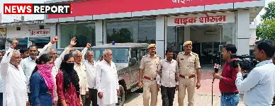 चंदौली के एक बाइक शोरूम में दो महिला कर्मियों ने मैनेजर पर यौन शोषण का आरोप लगाया, जिसके बाद थाने में घंटों ड्रामा चला।