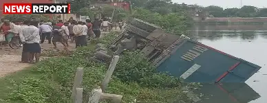 वाराणसी के रामनगर में सगरा पोखरा के पास गिट्टी से लदा ओवरलोड ट्रक पलटा, चालक-खलासी सुरक्षित, बड़ा हादसा टला