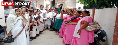 रामनगर में पीएम मोदी के जन्मदिन पर स्वास्थ्य शिविर में मरीजों की जांच कर दवाएं वितरित की गईं, महिलाओं ने भी बढ़-चढ़कर हिस्सा लिया।
