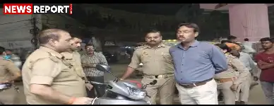 वाराणसी में पुलिस ने प्रेस लिखी बिना नंबर प्लेट की स्कूटी पकड़ी, चालक के पास दस्तावेज नहीं थे, फर्जी पत्रकारों पर सख्त कार्रवाई की मांग।