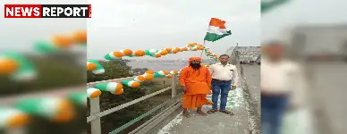 वाराणसी के रिक्शा चालक मंगल केवट ने पीएम मोदी के विचारों से प्रेरणा लेकर राजघाट पुल की गंदगी साफ कर उसे चमकाया।