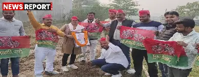 समाजवादी पार्टी ने वाराणसी में पूर्व मुख्यमंत्री मुलायम सिंह यादव की जयंती पर वृक्षारोपण कर उन्हें श्रद्धांजलि दी, सामाजिक न्याय का संदेश दिया।