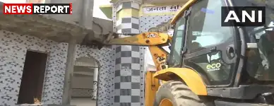 संभल: तालाब की भूमि पर बने अवैध मदरसे और बरात घर को पुलिस ने किया जमींदोज़