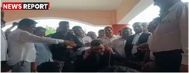 नवागत एसडीएम रिंकू सिंह राही ने खुले में पेशाब करने वाले मुंशी को उठक-बैठक लगवाई, फिर शौचालयों की दुर्दशा पर स्वयं भी उठक-बैठक की।