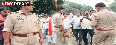 वाराणसी में बाबा विश्वनाथ के जलाभिषेक हेतु शिवसेना की धार्मिक यात्रा रोकी गई, 50 से अधिक शिव सैनिक हिरासत में लिए गए।