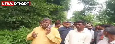 सीतापुर में 20 दिन से खराब ट्रांसफॉर्मर न बदलने और JE के अभद्र व्यवहार से नाराज मंत्री सुरेश राही को धरने पर बैठना पड़ा।