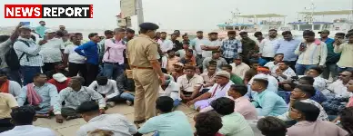 वाराणसी में नाव संचालन रोके जाने से नाराज नाविकों ने दशाश्वमेध घाट पर प्रदर्शन किया, कार्तिक पूर्णिमा पर बड़े आंदोलन की चेतावनी दी।