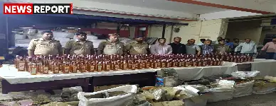 वाराणसी कैंट रेलवे स्टेशन पर जीआरपी-आरपीएफ ने अचार के डिब्बों में छिपाकर बिहार ले जाई जा रही लाखों की शराब जब्त की.