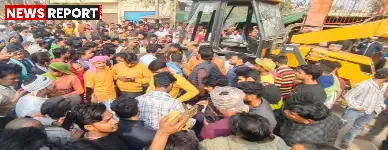 सुंदरपुर चौराहे पर जेसीबी से कुचलकर आठ वर्षीय बच्चे की मौत, परिजनों व स्थानीय लोगों ने किया चक्का जाम।