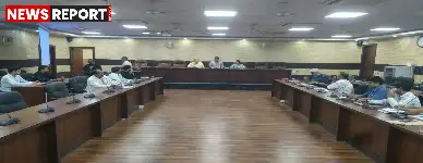 वाराणसी में ऊर्जा विभाग की महत्वपूर्ण समीक्षा बैठक हुई, जिसमें विधायक सौरभ श्रीवास्तव ने अध्यक्षता की और निर्बाध बिजली आपूर्ति पर जोर दिया।