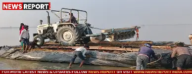 वाराणसी के समैचारीपुर चितार गांव के किसानों ने गंगा की दो धाराओं के बीच खेती के लिए सामूहिक प्रयास से एक मजबूत जुगाड़ नाव तैयार की है, जिससे वे ट्रैक्टर व भारी सामान पार ले जा रहे हैं।