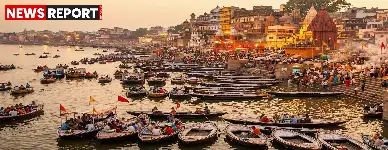 वाराणसी में गंगा नदी में लाइसेंस से कहीं अधिक नावों का संचालन हो रहा है, जिससे प्रदूषण और बड़े हादसे का खतरा बढ़ गया है।