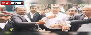 वाराणसी में अधिवक्ताओं ने पुलिस के खिलाफ अनोखा विरोध प्रदर्शन किया, हाथों में हथकड़ी पहनकर फर्जी मुकदमों को वापस लेने की मांग की।