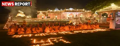 वाराणसी के दुर्गाकुण्ड स्थित मणि मंदिर में दीपोत्सव पर सहस्त्र दीपों से परिसर जगमगाया, बटुकों ने आतिशबाजी की।