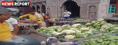 रामनगर के प्रसिद्ध मनसा माता मंदिर के चारों ओर अतिक्रमण से श्रद्धालुओं को परेशानी हो रही है, पुलिस की मौजूदगी के बावजूद कार्रवाई नहीं.