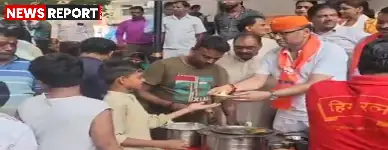 वाराणसी में पीएम मोदी के जन्मोत्सव पर विधायक सौरभ श्रीवास्तव ने स्वच्छता और सेवा का संदेश दिया, सफाई कर्मियों व बच्चों को जलपान वितरित किया।
