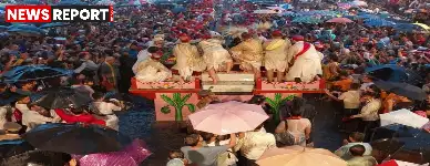 वाराणसी के नाटी इमली में भारी बारिश के बावजूद 25 हजार से अधिक श्रद्धालु ऐतिहासिक भरत मिलाप के साक्षी बने, जय श्रीराम के जयकारों से गूंजा मैदान।