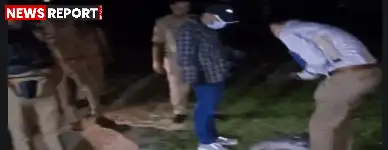 वाराणसी में जैतपुरा थाने से फरार 25 हजार के इनामी बदमाश इरशाद को पुलिस ने मुठभेड़ के बाद गिरफ्तार किया, पैर में लगी गोली।