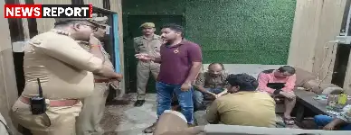 वाराणसी के बाबतपुर स्थित अंशिका गेस्ट हाउस में पुलिस ने देह व्यापार गिरोह का भंडाफोड़ करते हुए छह पुरुषों और चार युवतियों को गिरफ्तार किया।