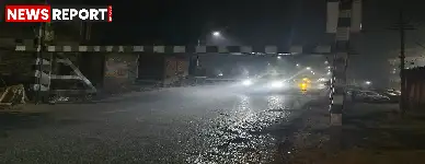 वाराणसी के सामनेघाट पुल पर एक तरफ हाइट गेज की ऊंचाई कम होने से बड़े वाहनों का टकराना जारी, गंभीर हादसे की आशंका।