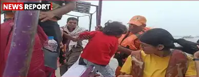 वाराणसी: ललिता घाट पर गंगा में फंसी 20 पर्यटकों की नाव, एनडीआरएफ की तत्परता से टली बड़ी दुर्घटना