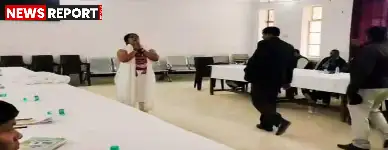 वाराणसी की मड़िहान तहसील में एक महिला ने अपनी जमीन पर अवैध कब्जे को लेकर पीएम मोदी की तस्वीर वाले कपड़े पहनकर भावुक प्रदर्शन किया और न्याय की गुहार लगाई।