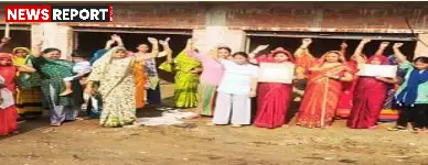 वाराणसी की चौबेपुर बलुआघाट रोड पर रिहायशी कॉलोनी में शराब ठेका शिफ्ट करने के विरोध में महिलाओं ने जोरदार प्रदर्शन किया।