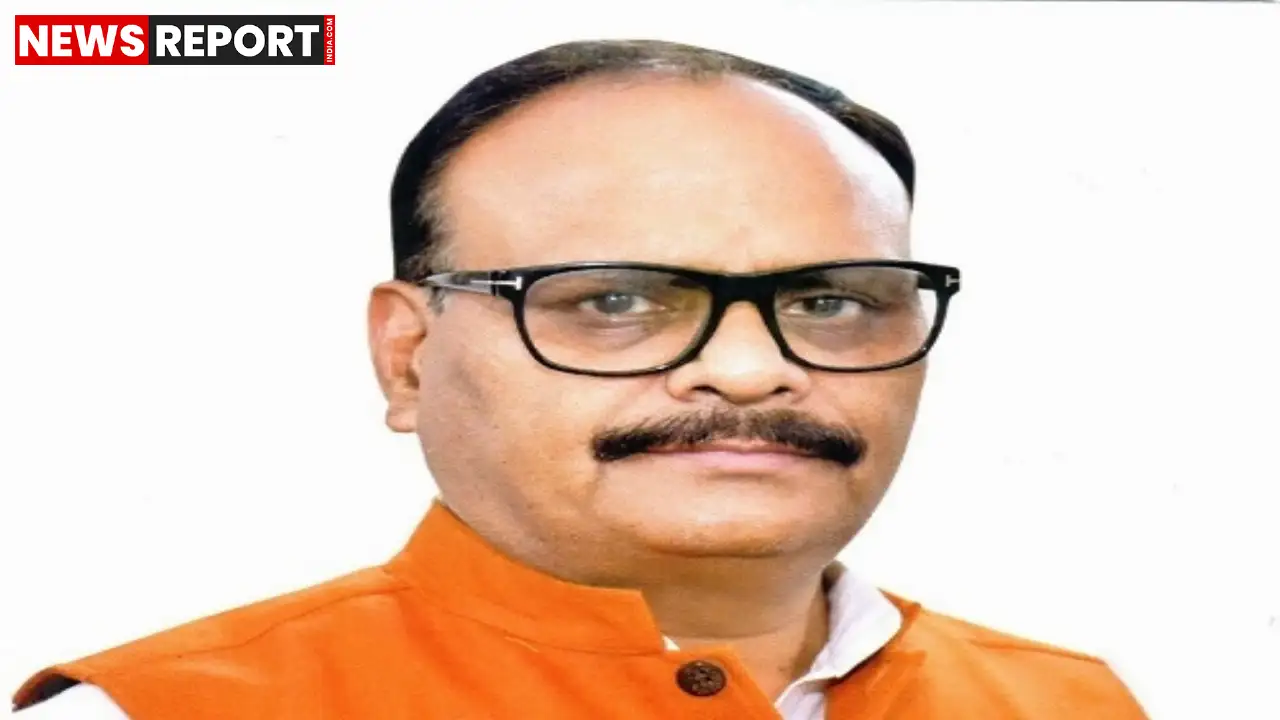 उत्तर प्रदेश सरकार ने स्वास्थ्य सेवाओं में लापरवाही बरतने और गैरहाजिर रहने वाले 10 डॉक्टरों को बर्खास्त कर दिया है, जिनमें लखनऊ के 4 डॉक्टर भी शामिल हैं।