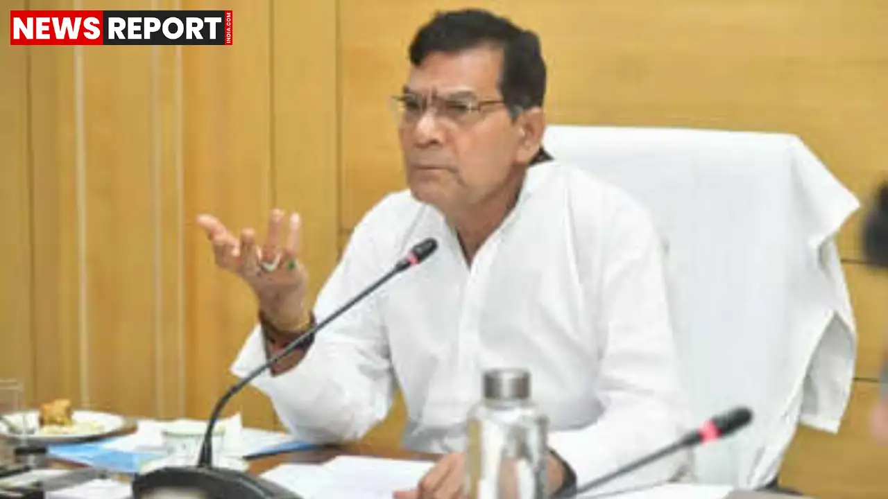 उत्तर प्रदेश में बिजली कर्मचारी ऊर्जा मंत्री एके शर्मा से नाराज, मुख्यमंत्री योगी से विभाग संभालने की अपील की।