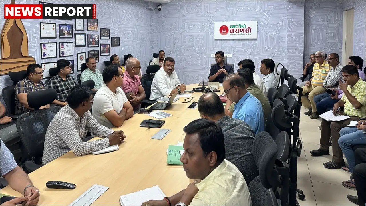 वाराणसी को स्मार्ट सिटी बनाने के लिए नगर आयुक्त अक्षत वर्मा ने केबल आपरेटरों को 15 दिनों के भीतर 18 प्रमुख पर्यटन स्थलों से केबल तार हटाने के निर्देश दिए हैं।