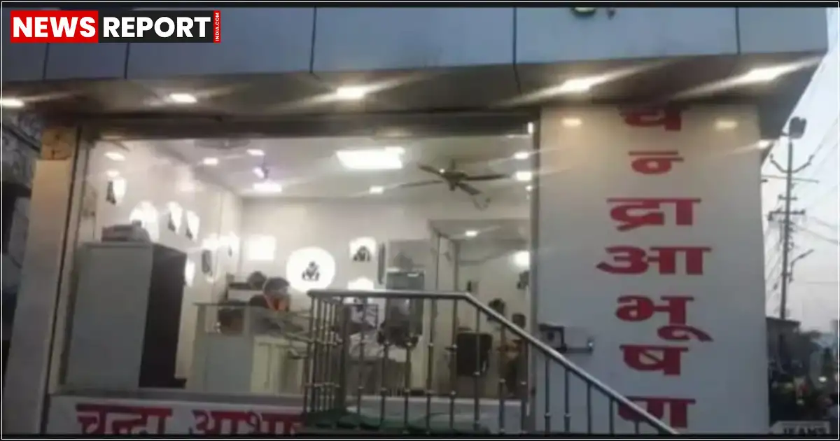 वाराणसी में चंद्रा ज्वेलर्स के मालिक प्रशांत सिंह गहरवार, जो नकली आभूषण बेचने और धोखाधड़ी में शामिल है, को पुलिस ने माफिया घोषित किया, उस पर गैंगस्टर एक्ट समेत 11 मुकदमे दर्ज हैं।