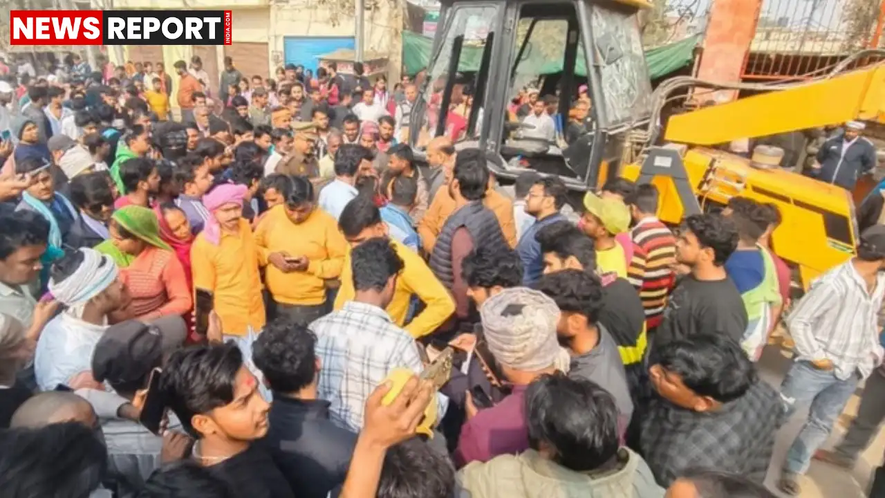 सुंदरपुर चौराहे पर जेसीबी से कुचलकर आठ वर्षीय बच्चे की मौत, परिजनों व स्थानीय लोगों ने किया चक्का जाम।