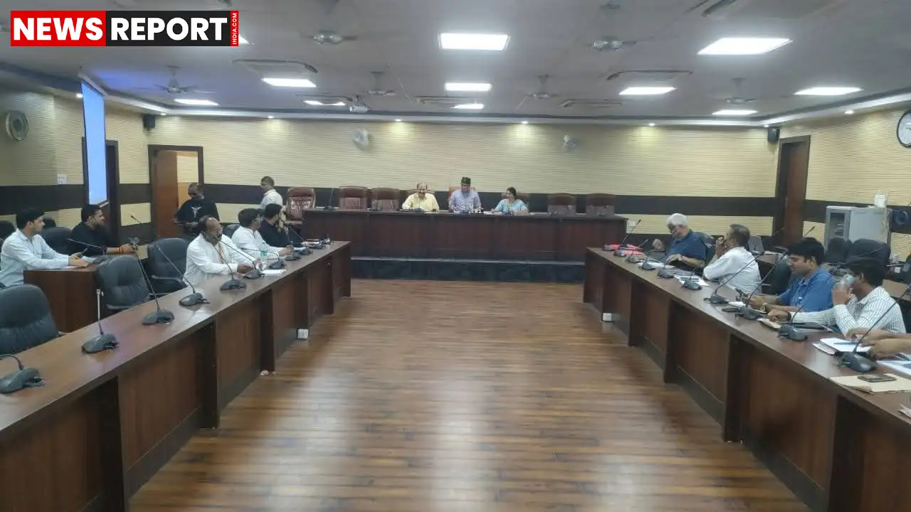 वाराणसी में ऊर्जा विभाग की महत्वपूर्ण समीक्षा बैठक हुई, जिसमें विधायक सौरभ श्रीवास्तव ने अध्यक्षता की और निर्बाध बिजली आपूर्ति पर जोर दिया।