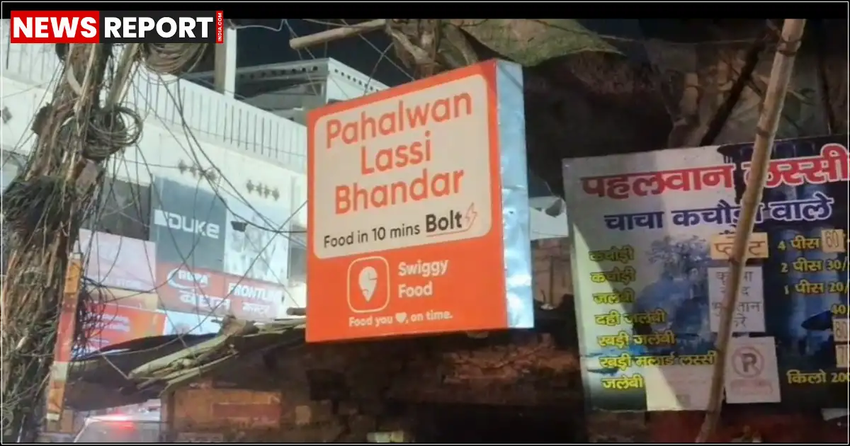 वाराणसी में लहरतारा-विजया मॉल फोरलेन सड़क विस्तार परियोजना के तहत लंका चौराहे की दशकों पुरानी पहचान, पहलवान लस्सी और चाची की कचौड़ी, को PWD ने बुलडोजर चलाकर जमींदोज कर दिया।