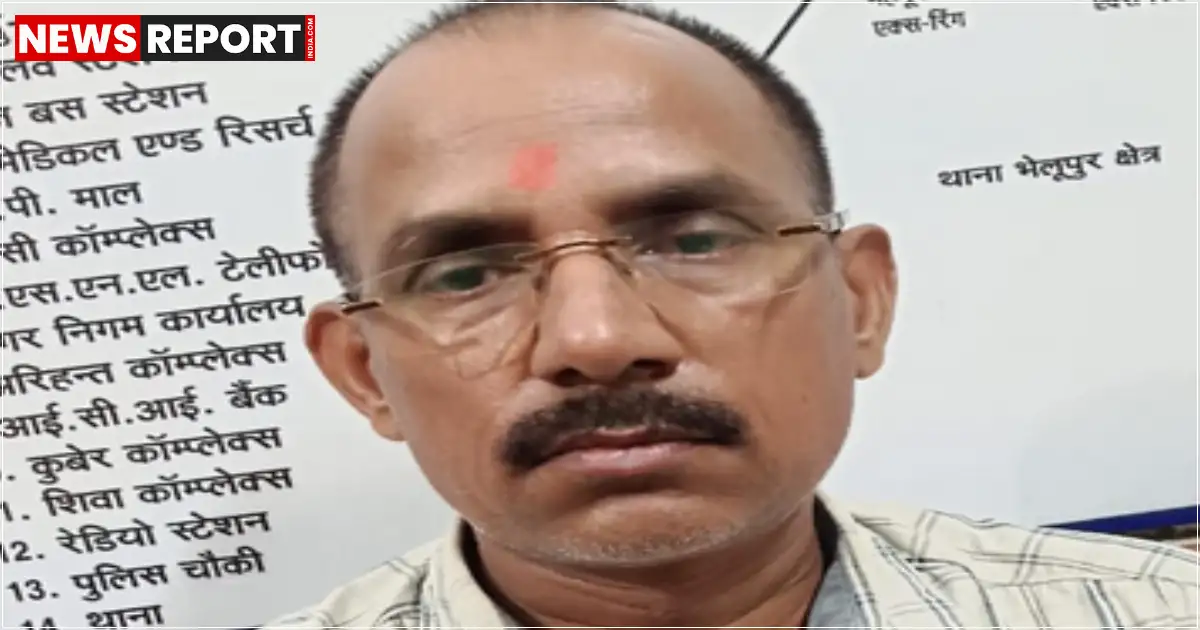 वाराणसी नगर निगम में एंटी करप्शन टीम ने रोड कटिंग अनुमति के लिए रिश्वत लेते हुए कनिष्ठ लिपिक रामविलास शर्मा को रंगेहाथ गिरफ्तार किया, जिससे निगम में हड़कंप मच गया और भ्रष्टाचार उजागर हुआ.