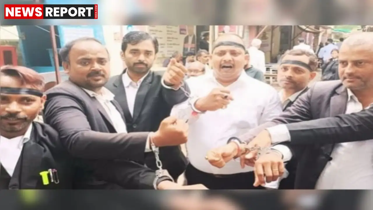 वाराणसी में अधिवक्ताओं ने पुलिस के खिलाफ अनोखा विरोध प्रदर्शन किया, हाथों में हथकड़ी पहनकर फर्जी मुकदमों को वापस लेने की मांग की।