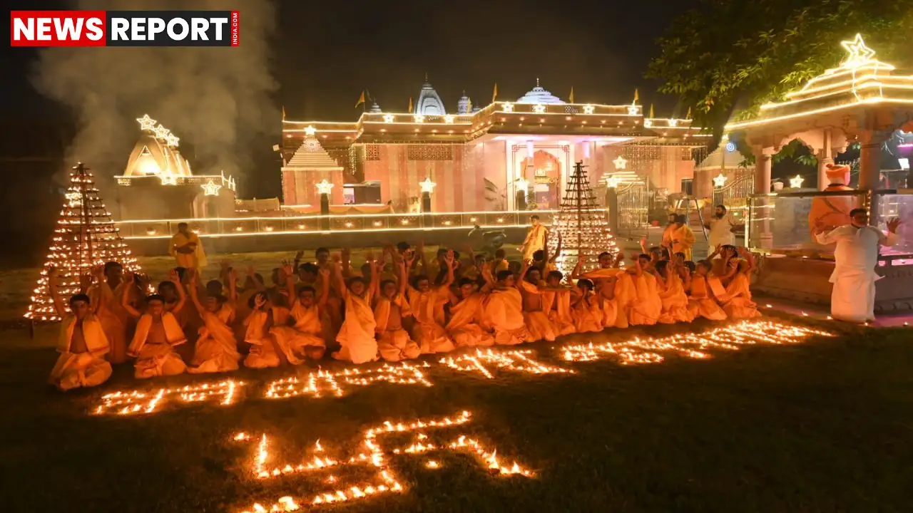 वाराणसी: मणि मंदिर में दीपोत्सव पर जगमगाया परिसर, बटुकों ने की आतिशबाजी वाराणसी: मणि मंदिर में दीपोत्सव पर जगमगाया परिसर, बटुकों ने की आतिशबाजी