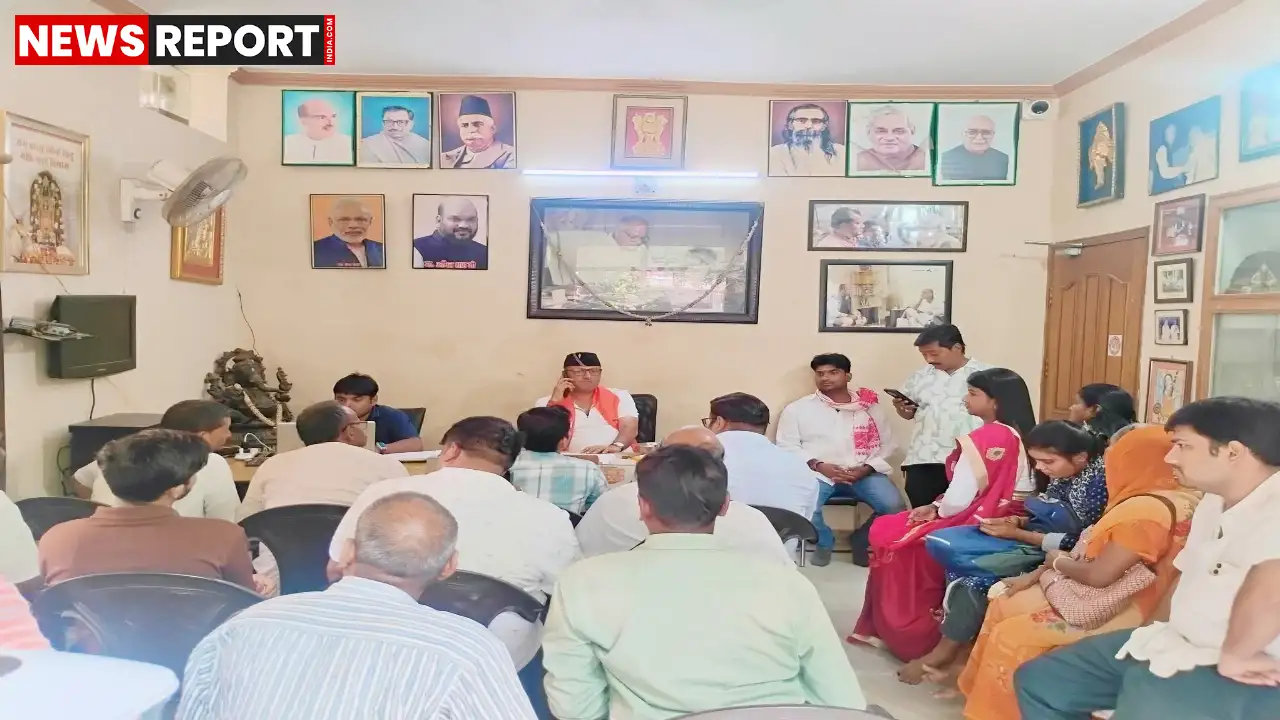 वाराणसी: विधायक सौरभ श्रीवास्तव ने जनसुनवाई में सुनी जनता की समस्याएं, तुरंत दिए समाधान के निर्देश