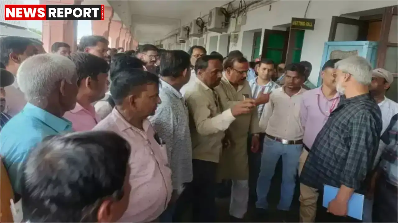 वाराणसी नगर निगम में वेतन रोकने के विरोध में कर्मचारियों ने प्रदर्शन किया, उनका आरोप है कि प्रशासन सोलर पैनल लगवाने का दबाव बना रहा है, जिसके कारण वेतन रोका गया है।