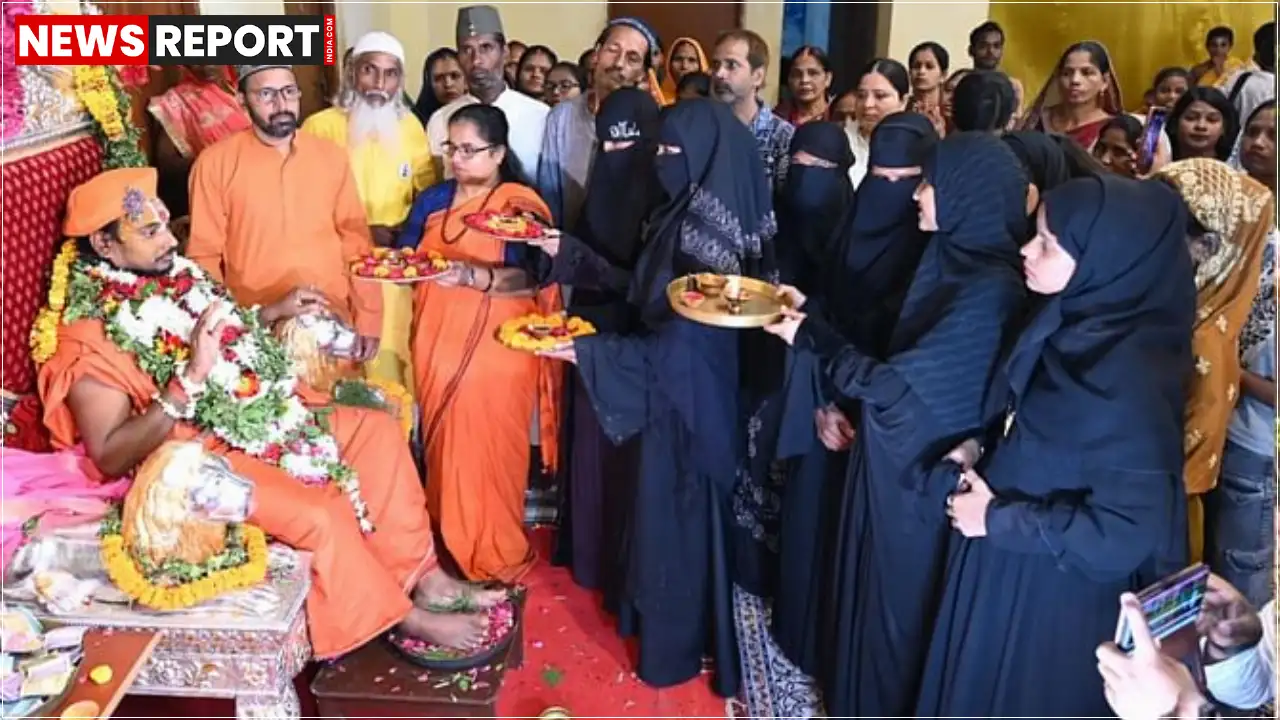 वाराणसी के पातालपुरी मठ में मुस्लिम समुदाय ने जगद्गुरु बालक देवाचार्य जी महाराज को सम्मानित किया, गुरुदीक्षा लेकर राष्ट्र सेवा का संकल्प लिया, जो गंगा-जमुनी तहज़ीब का प्रतीक है।