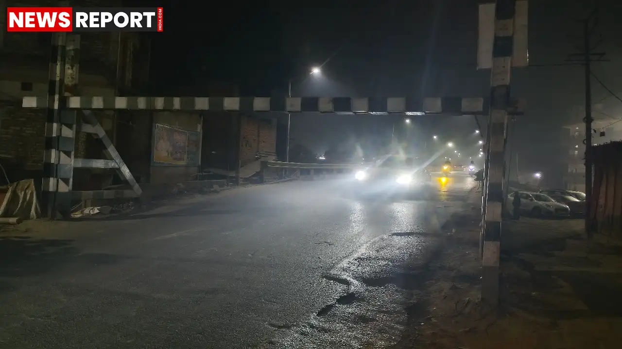 वाराणसी के सामनेघाट पुल पर एक तरफ हाइट गेज की ऊंचाई कम होने से बड़े वाहनों का टकराना जारी, गंभीर हादसे की आशंका।