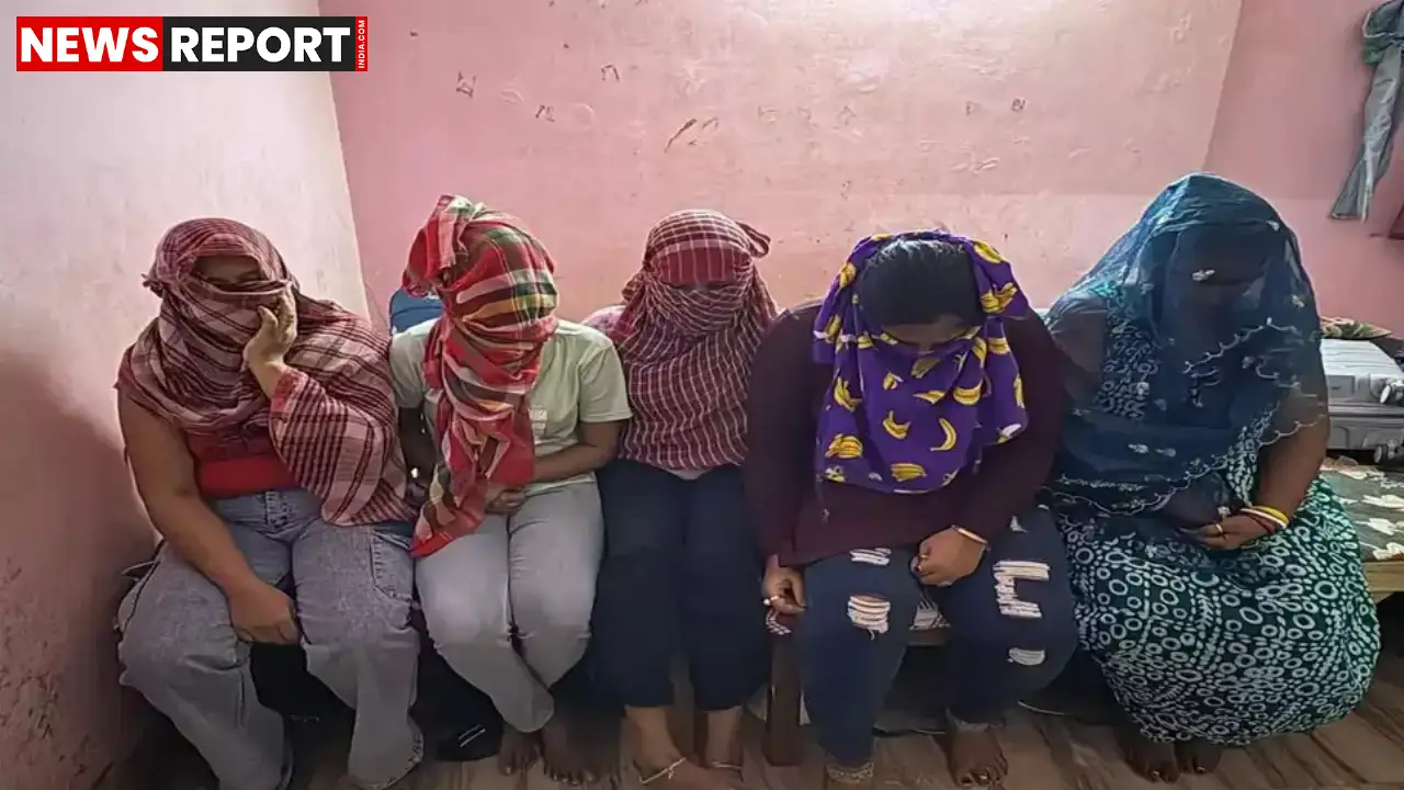 वाराणसी पुलिस ने शीलनगर में देह व्यापार के अवैध अड्डे पर छापा मारकर पांच महिलाओं सहित आठ लोगों को गिरफ्तार किया है।