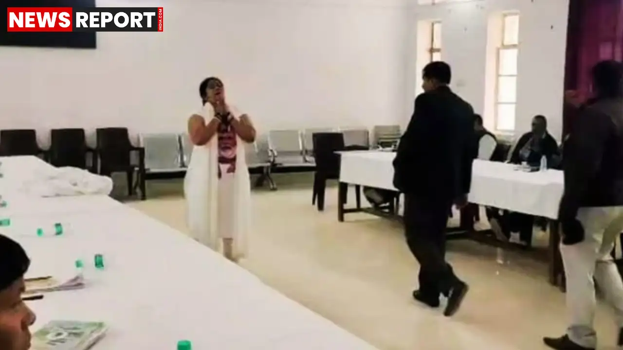 वाराणसी: जमीन कब्जे से परेशान महिला ने कपड़े उतार कर लगाई, न्याय की गुहार वाराणसी: जमीन कब्जे से परेशान महिला ने कपड़े उतार कर लगाई, न्याय की गुहार