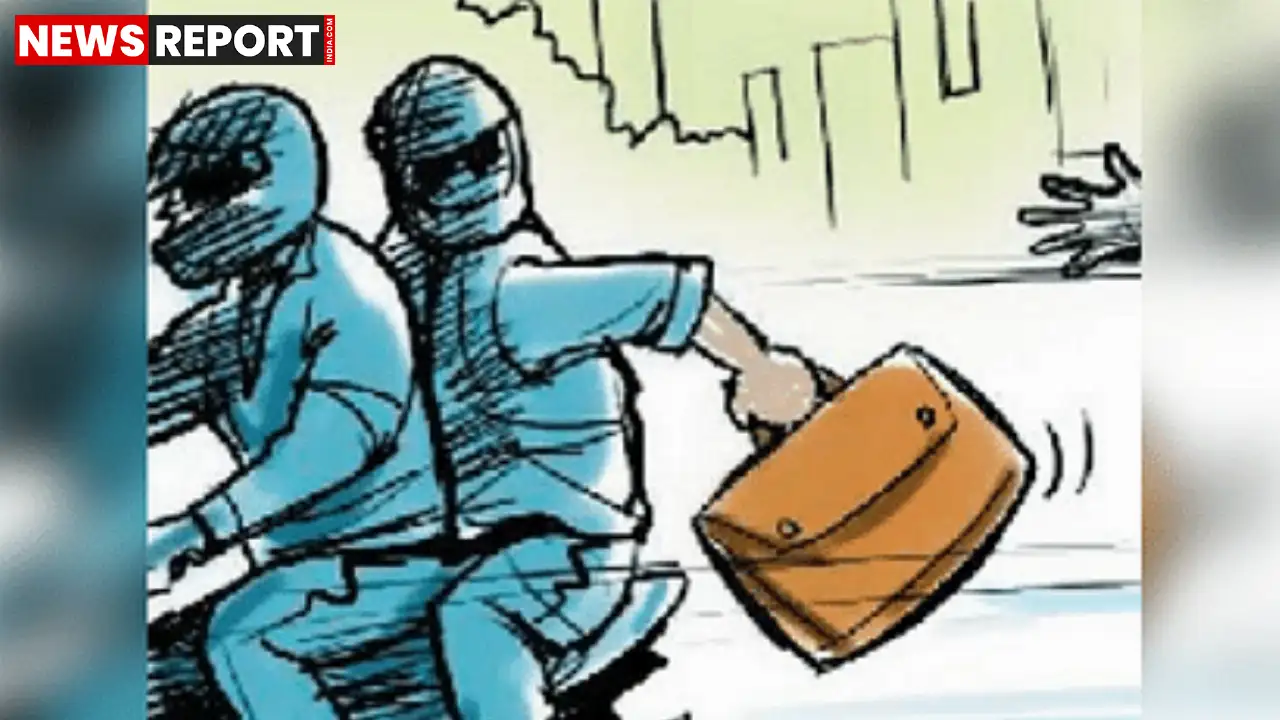 वाराणसी के राजघाट पुल पर एक महिला से लाखों की लूट हुई जिसने शहर की सुरक्षा व्यवस्था पर गंभीर सवाल खड़े कर दिए हैं।